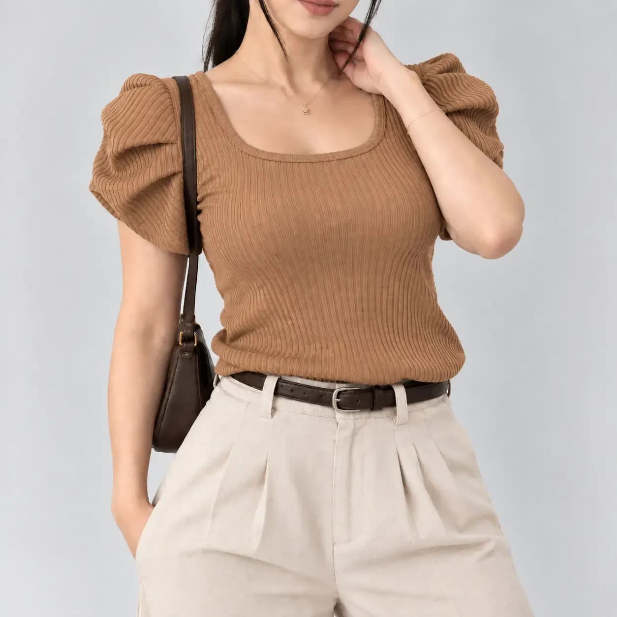 تاپ زنانه یقه خشتی آستین عروسکی پارچه گرمبالا | فریسایز (۶ رنگ) — کد: 8486 — تصویر ۳